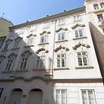 Designer Apartment - Centrally Located