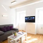 Designer Apartment - Centrally Located