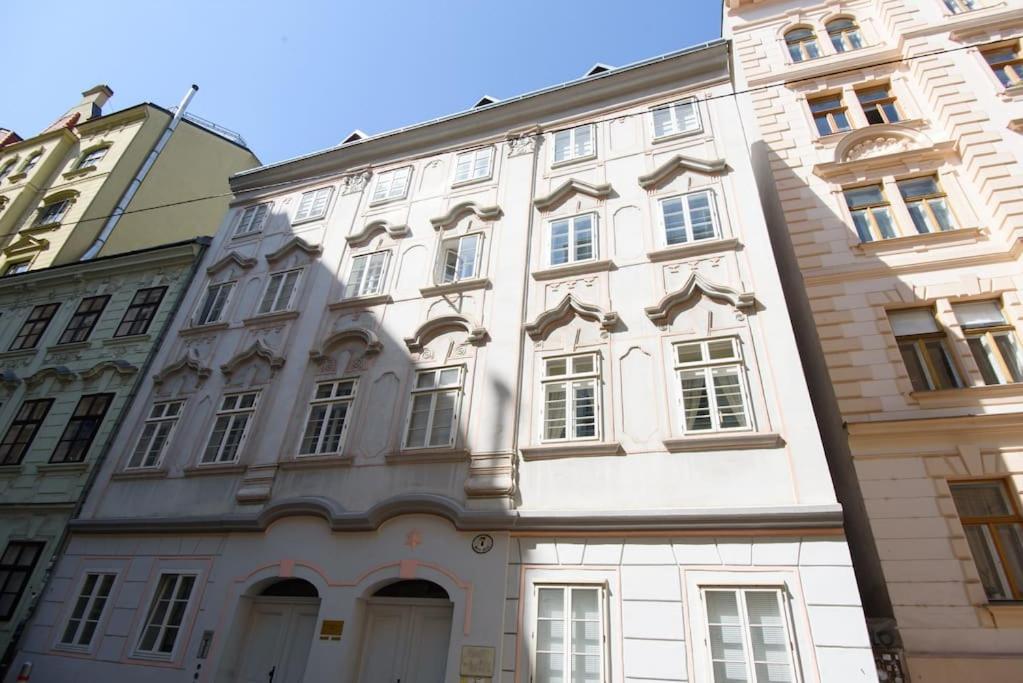 Designer - Centrally Located Apartment