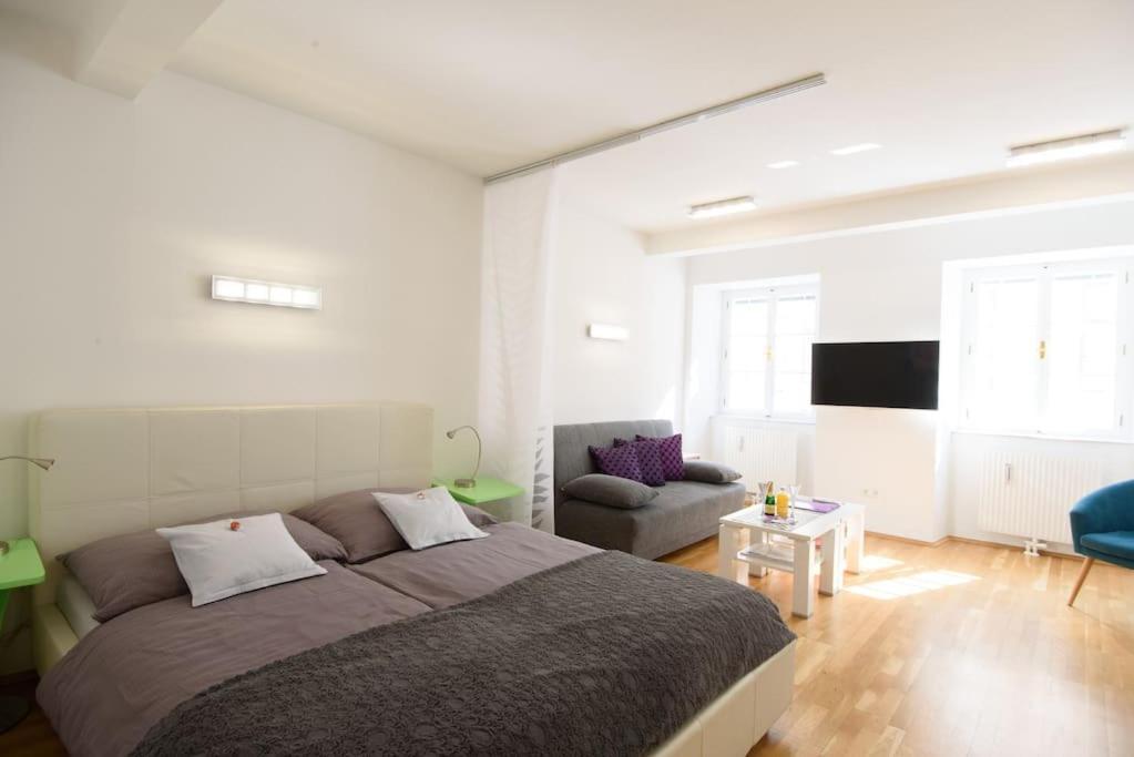 Designer - Centrally Located Apartment *